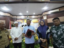 Ketua MUI Jeneponto Serahkan Terjemah Mushaf Al Qur’an Tulisan Lontarak Makassar kepada Gubernur Sulsel