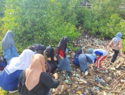 Puluhan Siswa SMKN 7 Jeneponto, Kerja Bakti Bersihkan Sampah Pesisir Pantai Wisata Mangrove Arungkeke Pallantikang